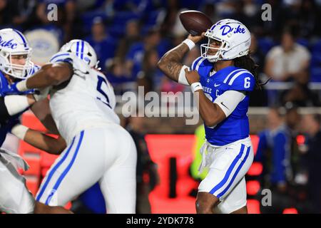 26. Oktober 2024: Duke Blue Devils Quarterback Maalik Murphy (6) übergibt den Ball während des NCAA-Fußballspiels zwischen den SMU Mustangs und dem Duke B Stockfoto