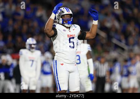 26. Oktober 2024: SMU Mustangs Defensive End Elijah Roberts (5) zieht die Besuchermenge während des NCAA-Fußballspiels zwischen den SMU Mustangs und an Stockfoto