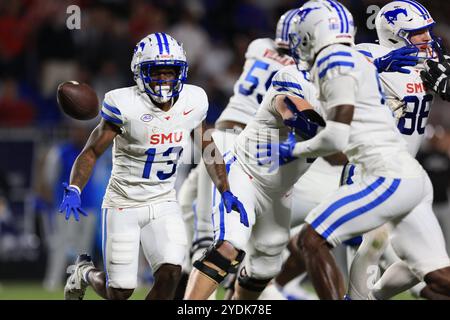 26. Oktober 2024: SMU Mustangs Wide Receiver Roderick Daniels Jr. (13) überträgt den Ball zu Wide Receiver Jordan Hudson (8) während des NCAA Football G Stockfoto