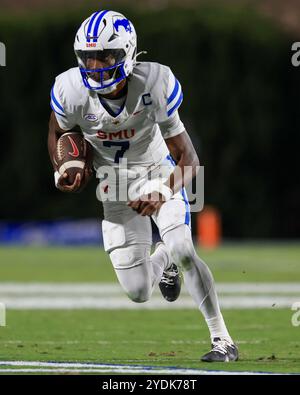 26. Oktober 2024: Der SMU Mustangs Quarterback Kevin Jennings (7) trägt den Ball während des NCAA-Fußballspiels zwischen den SMU Mustangs und den Duke Blu Stockfoto