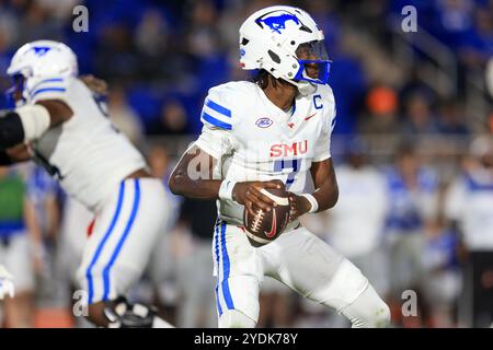 26. Oktober 2024: Der SMU Mustangs Quarterback Kevin Jennings (7) will während des NCAA-Fußballspiels zwischen den SMU Mustangs und den Duke Blue D passieren Stockfoto