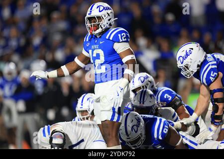 26. Oktober 2024: Duke Blue Devils Linebacker Tre Freeman (12) signalisiert, dass der gegnerische Läufer während des NCAA-Fußballspiels nicht in der Line-to-gain-Linie war Stockfoto