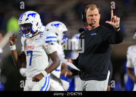 26. Oktober 2024: SMU Mustangs Cheftrainer Rhett Lashlee signalisiert einem Beamten während des NCAA-Fußballspiels zwischen den SMU Mustangs und den Duke Blu Stockfoto