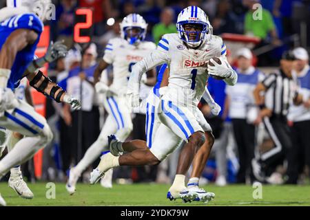 26. Oktober 2024: SMU Mustangs Running Back Brashard Smith (1) stürmt sich für den spielsiegreichen Touchdown während des NCAA-Fußballspiels zwischen den SMU Mus Stockfoto