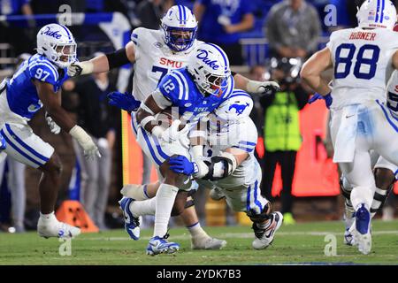 26. Oktober 2024: Duke Blue Devils Linebacker Tre Freeman (12) gibt eine Interception während des NCAA-Fußballspiels zwischen den SMU Mustangs und dem zurück Stockfoto