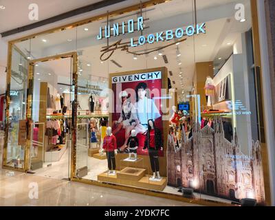 KUALA LUMPUR, MALAYSIA - 28. AUGUST 2024: Givency-Markeneinzelhandel im großen Einkaufszentrum Stockfoto