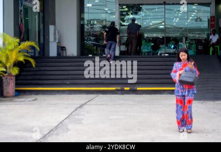 Pattaya, Thailand - 30. September 2024: Second Road Eine junge und attraktive Thai-Frau in bunten Kleidern verließ Mike's Shopping Mall. Stockfoto