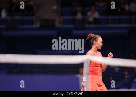 Tokio, Japan. Oktober 2024. Qinwen ZHENG (CHN) gewinnt das Singles Final Match gegen Sofia KENIN (USA) während des Toray Pan Pacific Open Tennis Turniers 2024 im Ariake Coliseum. Zheng gewann mit 7:6(5), 6:3. (Kreditbild: © Rodrigo Reyes Marin/ZUMA Press Wire) NUR REDAKTIONELLE VERWENDUNG! Nicht für kommerzielle ZWECKE! Stockfoto