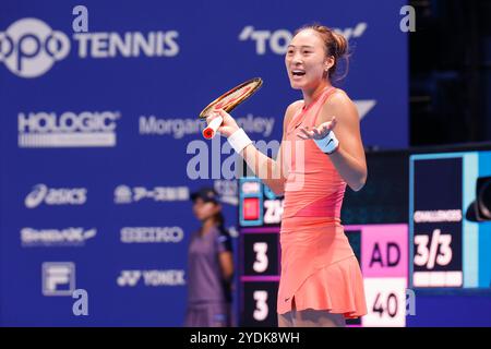 Tokio, Japan. Oktober 2024. Qinwen ZHENG (CHN) in Aktion gegen Sofia KENIN (USA) während des Singles Final Matches des Toray Pan Pacific Open Tennis Turniers 2024 im Ariake Coliseum. Zheng gewann mit 7:6(5), 6:3. (Kreditbild: © Rodrigo Reyes Marin/ZUMA Press Wire) NUR REDAKTIONELLE VERWENDUNG! Nicht für kommerzielle ZWECKE! Stockfoto