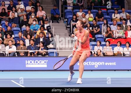 Tokio, Japan. Oktober 2024. Qinwen ZHENG (CHN) in Aktion gegen Sofia KENIN (USA) während des Singles Final Matches des Toray Pan Pacific Open Tennis Turniers 2024 im Ariake Coliseum. Zheng gewann mit 7:6(5), 6:3. (Kreditbild: © Rodrigo Reyes Marin/ZUMA Press Wire) NUR REDAKTIONELLE VERWENDUNG! Nicht für kommerzielle ZWECKE! Stockfoto