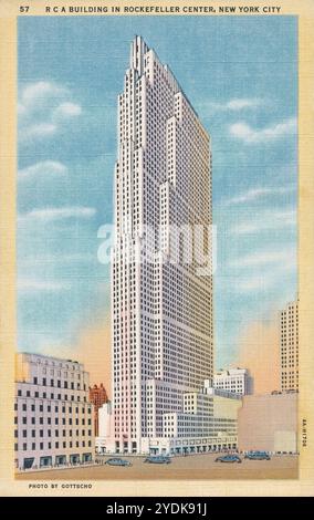 Vintage-Postkarte aus dem Jahr 1934 des R.C.A. Building (heute Comcast Building oder 30 Rockefeller Plaza) im Rockefeller Center in New York City. Entworfen von Raymond Hood. Stockfoto