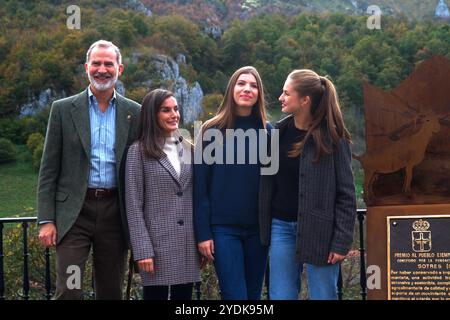 Spanien. Oktober 2024. Sotres, die hundert Einwohner dieser asturischen Stadt haben die Könige zusammen mit Prinzessin Leonor und Infantin Sofía empfangen. Dort haben sie ihre Bräuche und Traditionen kennengelernt. (Foto: Mercedes Menendez/Pacific Press) Credit: Pacific Press Media Production Corp./Alamy Live News Stockfoto