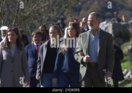 Sotres, Spanien. Oktober 2024. Sotres, die hundert Einwohner dieser asturischen Stadt haben die Könige empfangen, zusammen mit Prinzessin Leonor und Infanta SofÃ-A. Dort haben sie ihre Bräuche und Traditionen kennengelernt. (Kreditbild: © Mercedes Menendez/Pacific Press via ZUMA Press Wire) NUR REDAKTIONELLE VERWENDUNG! Nicht für kommerzielle ZWECKE! Stockfoto