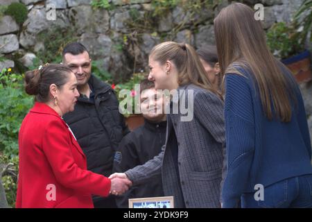 Sotres, Spanien. Oktober 2024. Sotres, die hundert Einwohner dieser asturischen Stadt haben die Könige empfangen, zusammen mit Prinzessin Leonor und Infanta SofÃ-A. Dort haben sie ihre Bräuche und Traditionen kennengelernt. (Kreditbild: © Mercedes Menendez/Pacific Press via ZUMA Press Wire) NUR REDAKTIONELLE VERWENDUNG! Nicht für kommerzielle ZWECKE! Stockfoto