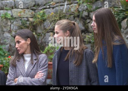 Sotres, Spanien. Oktober 2024. Sotres, die hundert Einwohner dieser asturischen Stadt haben die Könige empfangen, zusammen mit Prinzessin Leonor und Infanta SofÃ-A. Dort haben sie ihre Bräuche und Traditionen kennengelernt. (Kreditbild: © Mercedes Menendez/Pacific Press via ZUMA Press Wire) NUR REDAKTIONELLE VERWENDUNG! Nicht für kommerzielle ZWECKE! Stockfoto