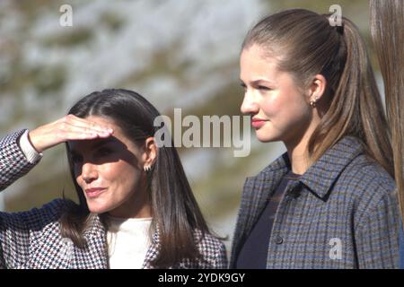 Sotres, Spanien. Oktober 2024. Sotres, die hundert Einwohner dieser asturischen Stadt haben die Könige empfangen, zusammen mit Prinzessin Leonor und Infanta SofÃ-A. Dort haben sie ihre Bräuche und Traditionen kennengelernt. (Kreditbild: © Mercedes Menendez/Pacific Press via ZUMA Press Wire) NUR REDAKTIONELLE VERWENDUNG! Nicht für kommerzielle ZWECKE! Stockfoto