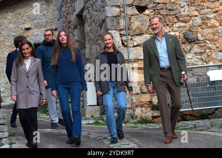 Sotres, Spanien. Oktober 2024. Sotres, die hundert Einwohner dieser asturischen Stadt haben die Könige empfangen, zusammen mit Prinzessin Leonor und Infanta SofÃ-A. Dort haben sie ihre Bräuche und Traditionen kennengelernt. (Kreditbild: © Mercedes Menendez/Pacific Press via ZUMA Press Wire) NUR REDAKTIONELLE VERWENDUNG! Nicht für kommerzielle ZWECKE! Stockfoto