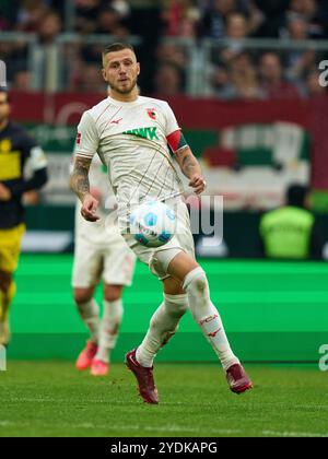 Jeffrey GOUWELEEUW, FCA 6 im Spiel FC AUGSBURG - BORUSSIA DORTMUND 2-1 am 26. Oktober 2024 in Augsburg. Saison 2024/2025, 1.Bundesliga, FCA, BVB, Spieltag 8, 8.Spieltag-Fotograf: ddp-Bilder / STAR-Bilder - DFL-VORSCHRIFTEN VERBIETEN JEDE VERWENDUNG VON FOTOGRAFIEN als BILDSEQUENZEN und/oder QUASI-VIDEO - Stockfoto