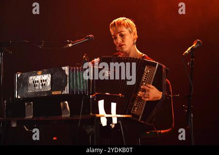 UK. Oktober 2024. LONDON, ENGLAND - 26. OKTOBER: Radie Torf von „Lankum“ tritt am 26. Oktober 2024 in London auf. CAP/MAR © MAR/Capital Pictures Credit: Capital Pictures/Alamy Live News Stockfoto