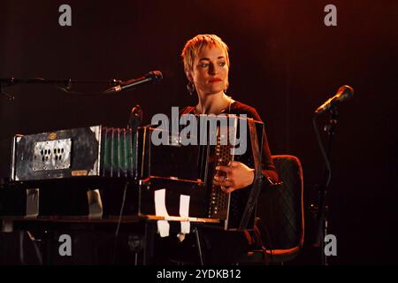 UK. Oktober 2024. LONDON, ENGLAND - 26. OKTOBER: Radie Torf von „Lankum“ tritt am 26. Oktober 2024 in London auf. CAP/MAR © MAR/Capital Pictures Credit: Capital Pictures/Alamy Live News Stockfoto