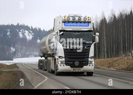 SALO, FINNLAND, 13. MÄRZ 2016: Der weiße Super Scania R620 Tankwagen für den Massentransport von Trans Matti Salo für Haanpaa fährt im Frühjahr auf der Autobahn Stockfoto