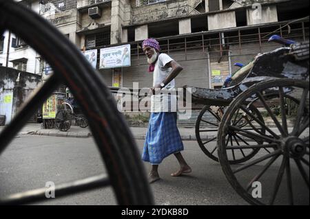 03.12.2011, Kalkutta, Westbengalen, Indien, Asien, der Rikscha-Fahrer Mohamed zieht seine hölzerne Rikscha durch die Straßen von Kalkutta, der einzigen Stadt in Indi Stockfoto