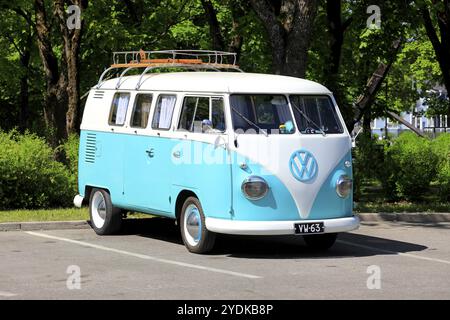 Volkswagen Typ 2 (T1) Transporter Baujahr 1963, 1. Generation mit geteilter Windschutzscheibe, auch Mikrobus oder Kombi genannt, geparkt. Salo, Finnland. 11./23. Juni Stockfoto