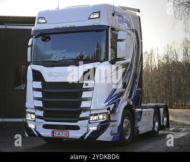 RASEBORG, FINNLAND, 19. NOVEMBER 2016: Scania S500 der nächsten Generation von Transport K Lindholm & Co. Wird auf eine Werft verlegt. Der Raseborg-basierte Transport Stockfoto