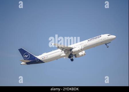 13.05.2024, Berlin, Deutschland, Europa, Ein Passagierflugzeug der Lufthansa Airbus A321-231 mit der Registrierung D-AISK, das von Berlin Brandenburg Ai startet Stockfoto