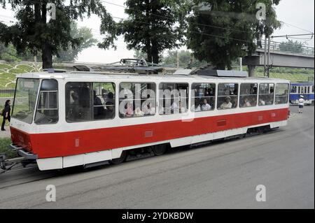 09.08.2012, Pjöngjang, Nordkorea, Asien, Menschen in einer überfüllten Straßenbahn im Zentrum der nordkoreanischen Hauptstadt Asien Stockfoto