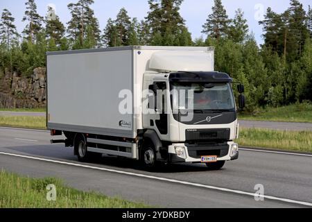 PAIMIO, FINNLAND, 3. JUNI 2016: Der weiße Volvo FE-Lieferwagen transportiert im Sommer Güter auf der Autobahn Stockfoto