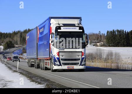 Der neue Volvo FH Truck Koskinen Yhtiot zieht an einem Frühlingstag den Lastwagen entlang der Autobahn 52. Salo, Finnland. März 2023 Stockfoto