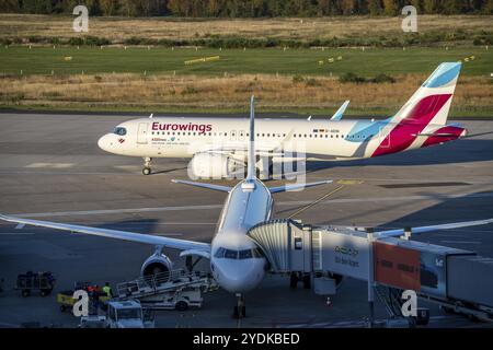 Eurowings Airbus A320neo, Roller zum Terminal 1 C-Gates nach der Landung, Eurowings Airbus am Gate, Flughafen Köln-Bonn, CGN, Nordrhein-Westfalen Stockfoto