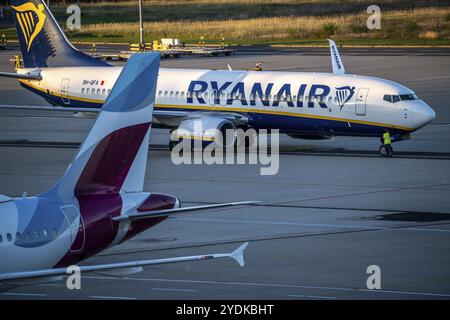 Eurowings Airbus A319 nach der Landung auf dem Weg zum Terminal 1, C-Gates, Ryanair Boeing 737 auf dem Rollweg zur Start- und Landebahn, Flughafen Köln-Bonn, CGN, Nordrhein Stockfoto