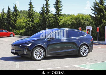 PAIMIO, FINNLAND, 14. JULI 2017: Tesla Model X verlässt Tesla Supercharger Station. Der Model X ist ein elektrischer Luxus-Crossover-SUV-Manu Stockfoto