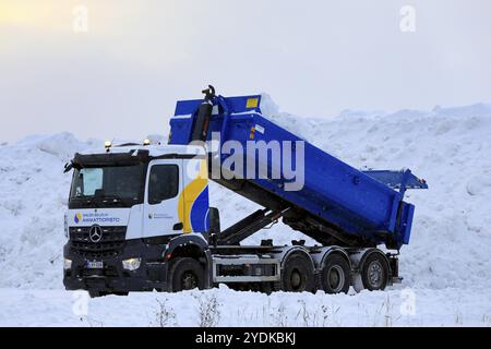 Mercedes-Benz Kipper entlädt Schnee von Straßen und Parkplätzen in der kommunalen Schneestandstelle. Salo, Finnland. Januar 2024 Stockfoto