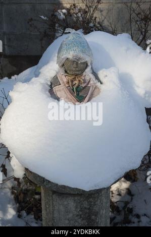 29.12.2017, Takayama, Gifu, Japan, Asien, auf dem Gelände des Hida Kokubunji-Tempels in Asien steht eine Steinstatue von Jizo Stockfoto