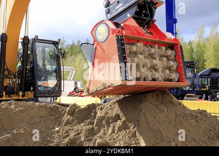 Hyvinkaa, Finnland. September 2019. Erdung der Abschirmung am Anbaugerät des Cat-Hydraulikbaggers ALLU D-Transformators am Maxpo 2019 Stockfoto