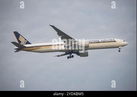 02.08.2023, Singapur, Republik Singapur, Asien, A Singapore Airlines (SIA) Boeing 777-300 er Passagierflugzeug, Registrierung 9V-SWT, im Anflug Stockfoto