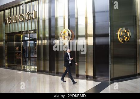 04.04.2018, Singapur, Republik Singapur, Asien, Ein Mann läuft an einem Gucci-Modegeschäft im Einkaufszentrum „The Shoppes“ in Marina Bay Sands vorbei. Stockfoto