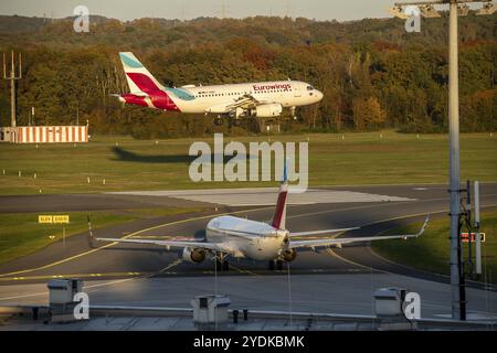 Eurowings Airbus A319-132, Landung am Flughafen Köln-Bonn, Eurowings Boeing 737-8GJ, auf dem Rollweg, vor dem Start, CGN, Nordrhein-W Stockfoto