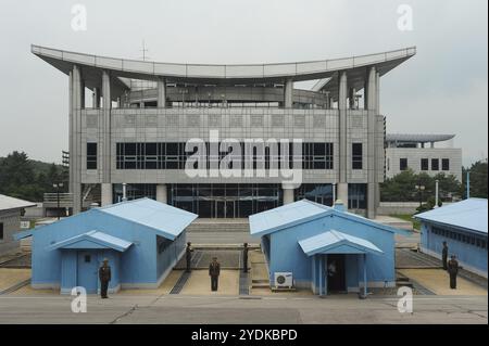 10.08.2012, Panmunjom, Nordkorea, Asien, nordkoreanische Grenzschutzbeamte stehen zwischen den Verhandlungskasernen in Panmunjom, direkt an der Grenze Stockfoto