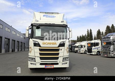 LAUKAA, FINNLAND, 19. MAI 2017: Scania R520 LB 6X2 Truck FRC Anhänger-Kombination aus Kuljetus J Tiusanen Oy mit einer Reihe von Lkw AS Stockfoto