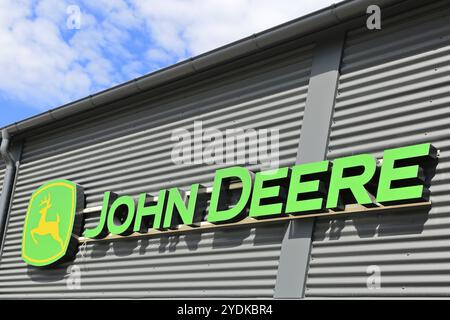 John Deere Logo an der Wand. Deere & Company ist eine amerikanische Marke und Hersteller von EG. Landmaschinen und Industrieanlagen. Salo, FI. 25. Juni 2023 Stockfoto