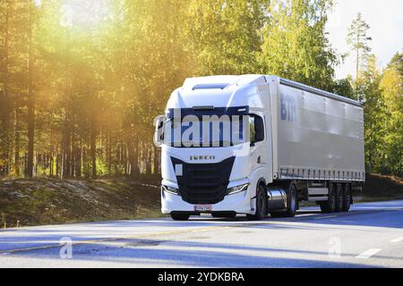 Neuer, weißer Iveco S-Way Truck vor dem Auflieger auf der Autobahn 25 bei Sonnenlicht am Morgen. Raasepori, Finnland. September 2022 Stockfoto