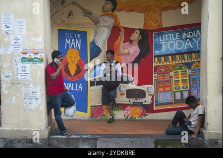 15.04.2018, Singapur, Republik Singapur, Asien, drei Männer warten vor einem farbenfrohen Wandgemälde im Stadtteil Little India, Asien Stockfoto