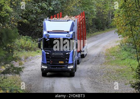 LAUKAA, FINNLAND, 22. SEPTEMBER 2017: Scania R650 XT Logging Truck ist bereit für einen Hügel auf einer schmalen Forststraße während Scania Laukaa Tupaswilla O Stockfoto