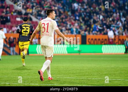 Keven Schlotterbeck, FCA 31 im Spiel FC AUGSBURG - BORUSSIA DORTMUND 2-1 am 26. Oktober 2024 in Augsburg. Saison 2024/2025, 1.Bundesliga, FCA, BVB, Spieltag 8, 8.Spieltag-Fotograf: ddp-Bilder / STAR-Bilder - DFL-VORSCHRIFTEN VERBIETEN JEDE VERWENDUNG VON FOTOGRAFIEN als BILDSEQUENZEN und/oder QUASI-VIDEO - Stockfoto