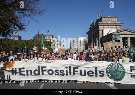 15.09.2023, Berlin, Deutschland, Europa, vorwiegend junge Menschen marschieren in einer Demonstration, die von der Fridays for Future Movement und der Global c organisiert wird Stockfoto