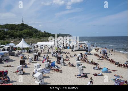 25.07.2024, Heringsdorf, Usedom, Mecklenburg-Vorpommern, Deutschland, Europa, Urlauber sonnen sich in traditionellen Liegen und auf dem Sand Stockfoto